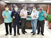勞保局馬祖辦事處主任曹奮青屆齡退休,議長張永江(身兼警友會理事長)代表該會致贈警察公仔紀念品,感謝任內協助推動警友會業務。(圖:連江縣警友會)
