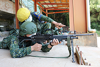 射擊助教指導官兵瞄準目標物,精準命中。(圖/文:程婉琳)