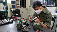 擔任檢修官兵仔細將零件一一拆卸後實施檢驗,並完成修製作業。(圖/文:許智堯)