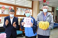 大同之家110年第2季期間陸續接獲來自各地各界的關懷與慰問,尤其感謝龍福旅行社贈送物資真是及時雨,李問贈送洗手紙禮品。(圖:連江縣大同之家)