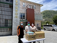 　橋仔社協致贈冰品點心為北竿衛生所第一線醫護人員加油打氣。（圖／文：陳鵬雄）