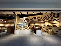 　受疫情衝擊業績，北竿遊客中心內的免稅店商品全部下架打包。（圖／文：陳鵬雄）