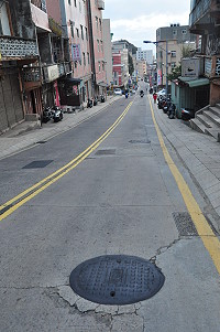 　為解決人手孔蓋打滑問題，工務處全國首推手孔降挖工程，以南竿率先示範施作。（圖／文：馮紹夫）