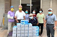 立委陳雪生辦公室主任王冠予從台灣募集防疫口罩轉贈北竿80歲以上長輩使用。(圖:王冠予)
