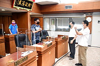 　連江縣議會第7屆第5次定期大會開議，議員們完成報到手續並召開預備會議；縣長劉增應、副縣長王忠銘前往拜會，預祝此會期圓滿順利。（圖／文：曹重偉）