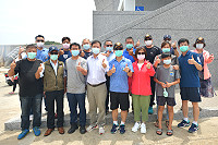 東引警察所所長人事異動,原任所長陳登健調任北竿,前南竿警察所副所長陳志青陞任東引警察所長。鄉長林德建、鄉代會主席王維德、指揮官尹昌榮等人到碼頭「迎新送舊」。(圖/文:陳其敏)