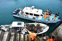 東引首次執行取締章魚籠漁具任務,海巡艦艇配合連江縣政府產發處委辦的民間業者漁船在大紫澳海域起獲103個章魚籠。(圖/文:陳其敏)