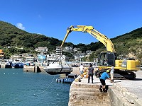 　「&#28895;花」來勢洶洶，產發處啟動北竿白沙今年首度吊船防颱機制。（圖／文：陳鵬雄）