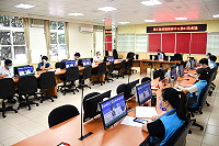 　縣指揮中心第81次視訊防疫會議由縣長兼指揮官劉增應主持；鄉親已上1922預約平台登記但未收到通知，可洽防疫專線同步登記。（圖／文：曹重偉）