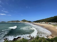 　颱風未到長浪先行。（圖與文：陳鵬雄）