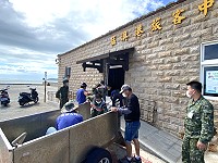 22日東莒軍民齊心將易受浪襲的區域堆起沙包牆。(圖/文:蔡夢玲)