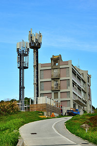東引消防分隊旁的鐵塔式共構基地台進行重建更新,開台啟用後,舊有鐵塔將拆除。(圖/文:陳其敏)