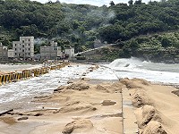 　颱風造成塘后道越浪積沙，公所協調包商展開局部清理後暫時通行。（圖／文：陳鵬雄）