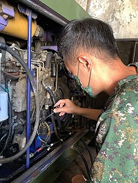 官兵提前在颱風來襲前,檢整發電機抽水,滿足各據點官兵使用。(圖/文:程婉琳)