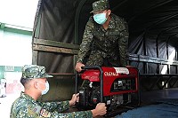 官兵實施發電機組整備,做好應變措施。(圖/文:程婉琳)