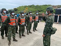 副大隊長在官兵投入防颱整備前,完成勤前教育,確保官兵在安全及防疫相關工作下,執行任務。(圖/文:余竣鎧)