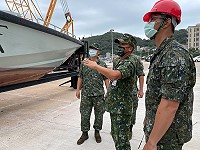 參謀長親赴港口,視導官兵防颱整備情形。(圖/文:余竣鎧)