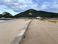 　分不清沙灘還是馬路。（圖與文：陳鵬雄）