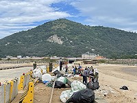 　颱風過後北竿軍民動員淨灘，在塘后沙灘及橋仔清出大量保麗龍及海漂垃圾。（圖／文：陳鵬雄）