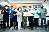 東引指揮部指揮官尹昌榮少將榮升新職,東引鄉公所、鄉民代表會贈送榮譽鄉民證、紀念品,感謝他任內的貢獻。(圖/文:陳其敏)