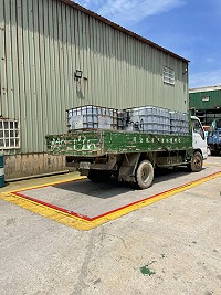 環資局運用環保署補助經費,將本縣所收集之40噸廢潤滑油,運送至台灣專業廠商專案處理。(圖:連江縣環資局)
