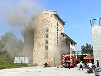 　北竿綜合社福大樓29日下午驚傳火警，陣陣濃煙自2、3樓管道間竄出，所幸人員均安。（圖／文：陳鵬雄）