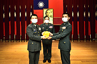 陸軍司令徐衍璞上將主持東引地區指揮部指揮官任職布達交接典禮,並感謝議長張永江、鄉長林德建與地方仕紳鄉親長期以來對國軍官兵的愛護與支持。(圖/文:陳其敏)