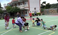 　東莒熾坪境福德宮30日舉行祈福補庫，祭祀後進行搶包活動，小孩開心奪包。（圖／文：蔡夢玲）