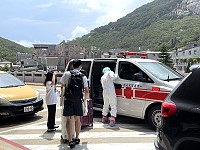 　北竿機場31日入境有多達8位乘客未篩，到馬後由救護車載至衛生所快篩。（圖／文：陳鵬雄）