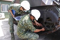 官兵於執行「連主官裝備檢查」時,檢視各類裝備現況,確保妥善效能。(圖/文:余峻鎧)