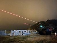 北高守備大隊於夜色中實施射擊,曳光彈劃破天際。(圖/文:涂怡君)
