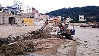 「烟花」未給馬祖帶來強風豪雨,但外圍環流加上大潮累積大量海漂垃圾,環資局與各鄉公所全力動員,巡迴各澳口進行清理工作。(圖:連江縣環資局)