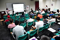 　文化處4日晚間召開連江縣南竿鄉傳統知識與實踐文化資產調查計畫說明會，約40位關心老酒文化的民眾到場聆聽，均表樂觀其成。（圖／文：曹重偉）