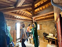 文化處舉辦「連江縣芹壁、大浦聚落建築群蟲蟻防治處理計畫」,並由專家為古厝木料結構進行健檢。(圖/文化處)