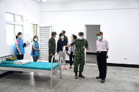 　軍方配合防疫再度釋出營區，疫情指揮中心4日會同馬防部參謀長盧士承、政戰主任唐明德等軍官代表前往現勘牛角中營區。（圖／文：曹重偉）