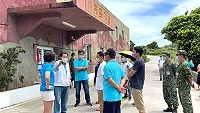 縣議會定期大會縣政考察莒光行4日轉往西莒走訪隔離收治場所、山海一家海館、青帆村民宅7+1整建工程、火災災後復建工程及青帆港內港興建工程進度等。(圖/文:宋幸儒)