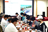 東引海岸澳口的大量海廢保麗龍,連江縣環境資源局規劃裝袋船運南竿集中處理,預定今年底前開始執行。(圖/文:陳其敏)
