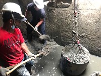 自來水廠委外展開芹壁集水池沉沙池清淤工作。(圖/文:陳鵬雄)