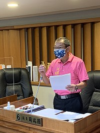 　副議長周瑞國進行質詢。（圖：馮紹夫）