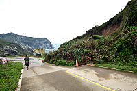 熱帶性低氣壓豪大雨致災,東引燈塔路海峰營區下方路段坍方,大量土石占據道路。(圖/文:陳其敏)