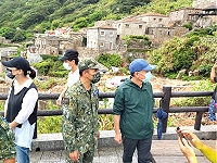 馬防部指揮官偕同劉縣長、議長等人前往勘災。(圖/文:程婉琳)