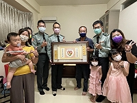 　馬防部本部連連長黃瑞揚少校父親黃有發先生，當選國防部110年國軍模範父親，由政戰副主任林上校代表部長致贈賀屏乙面。