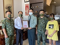　支援營彈藥連輔導長倪育傑中尉父親倪運火先生，當選本部110年模範父親，由政綜組長李上校代表指揮官頒贈表揚狀。