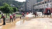 　雨彈狂炸災情嚴重，經搶救疏通後，南竿8日上午開始繼續各村清理工作，各災防單位動起來，執行淤沙清運、路面沖洗、路樹清除等。（圖／文：曹重偉）
