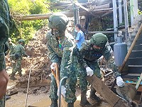 南竿守備大隊協助營區周邊社區清理環境,儘速恢復鄉親正常生活。(圖:馬祖日報)