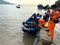 橋仔一台籍工人前往海邊撿螺不慎跌倒,造成右小腿骨折後送台北。(圖/文:陳鵬雄)