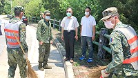　雨災過後，縣長劉增應8日上午前往山線會勘道路復原情形，幾處路邊土堆因含水量太多無法清除，請相關單位繼續列管，盡快清除。（圖／文：曹重偉）