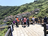 中山國中辦公大樓地基裸露,縣府與公所現勘討論達成共識,爭取最短時間內修復。(圖/文:陳鵬雄)