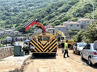 　芹壁村災後水電全停，台電及自來水單位8日進場修復。（圖／文：陳鵬雄）