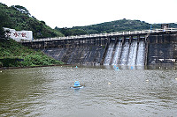 熱帶性低氣壓(原盧碧颱風)帶來豐沛降雨,東引東湧水庫衝到滿水位,並出現溢流情況。(圖/文:陳其敏)